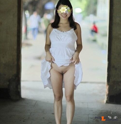 molly-likes-to-show-body: 横档岛。 flashing in public picture