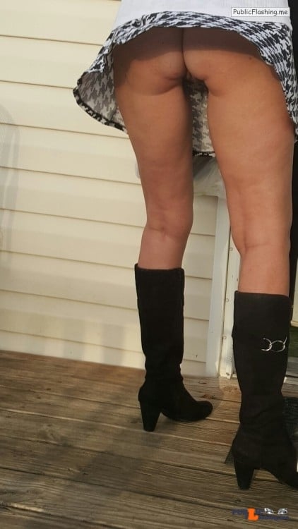 Public Flashing Photo Feed : No panties lickydclit: #nopanties #jeepgirl #windy pantiesless