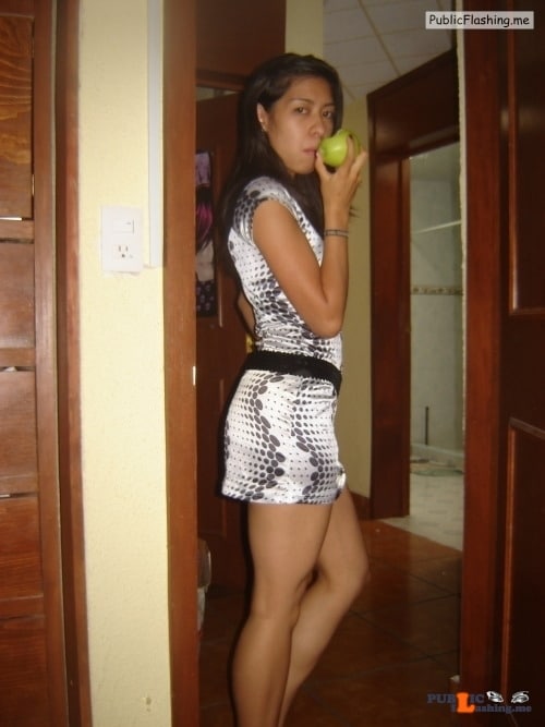 Public Flashing Photo Feed : No panties yola-loca: have an apple ?!!! ? pantiesless