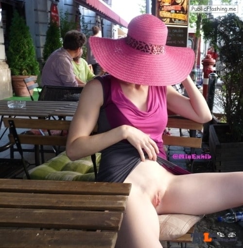 Public Flashing Photo Feed : No panties miaexhib: Upskirt at the cafe pantiesless